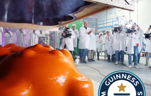 Tanis vestigt wereldrecord voor 'grootste gummybeer'