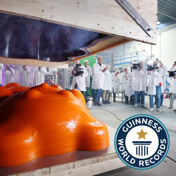 Tanis vestigt wereldrecord voor 'grootste gummybeer'